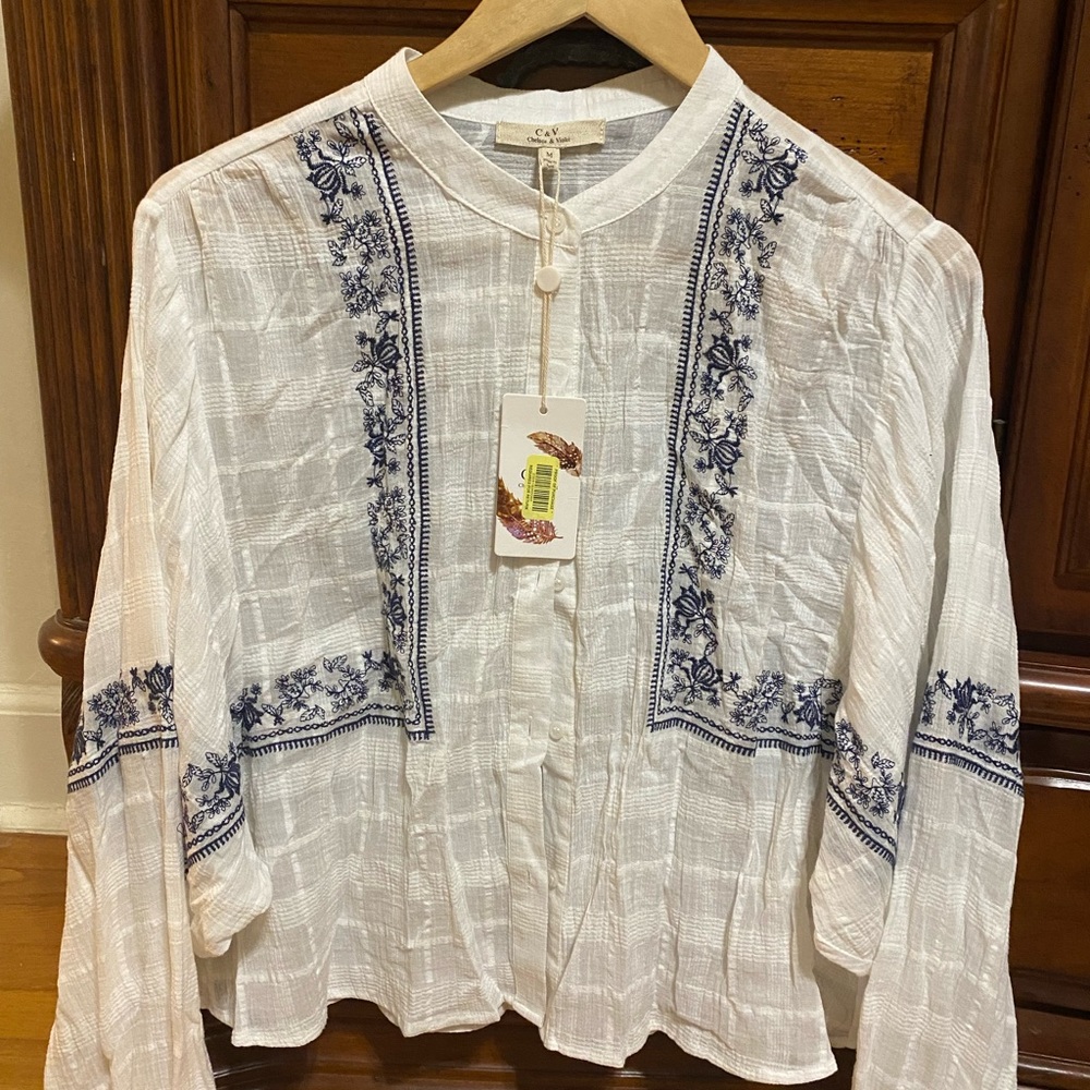 NWT size M Chelsea and violet adorable blouse